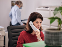 Mitarbeiterin am Telefon in der neurologischen Praxis Dr. med. Michael Katzev 